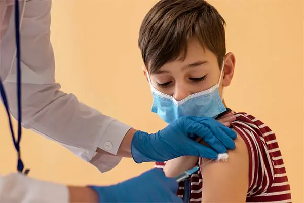 consulta com pediatra para manter a carteira de vacinação atualizada